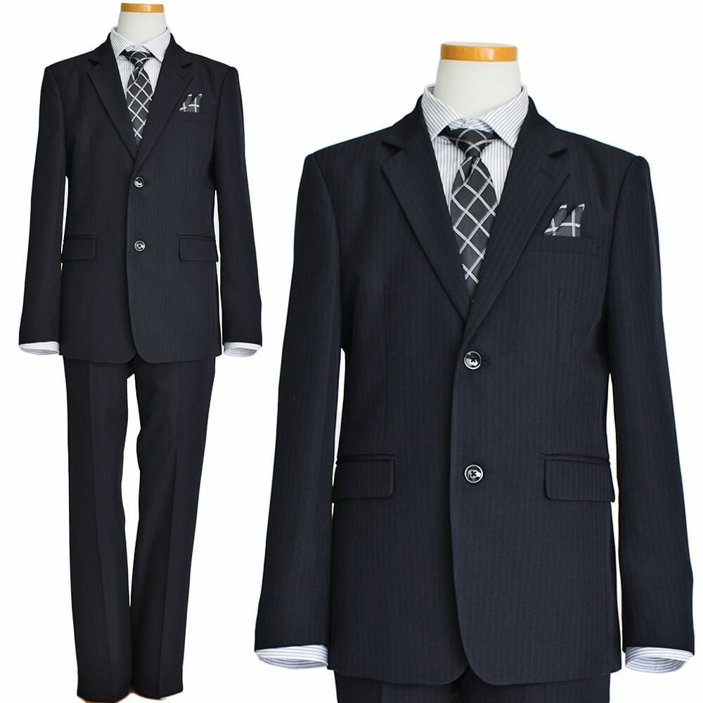 特別な日にぴったりのブラックカラーの男の子用フォーマルスーツ。シンプルで美しいシルエットが魅力のAngel's Closetの子供フォーマル レンタル商品（【レンタル】2つ釦ストライプスーツ5点セット(CAT545610)ブラック）｜画像2