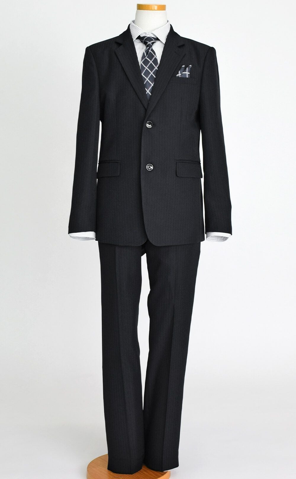 特別な日にぴったりのブラックカラーの男の子用フォーマルスーツ。シンプルで美しいシルエットが魅力のAngel's Closetの子供フォーマル レンタル商品（【レンタル】2つ釦ストライプスーツ5点セット(CAT545610)ブラック）｜画像3