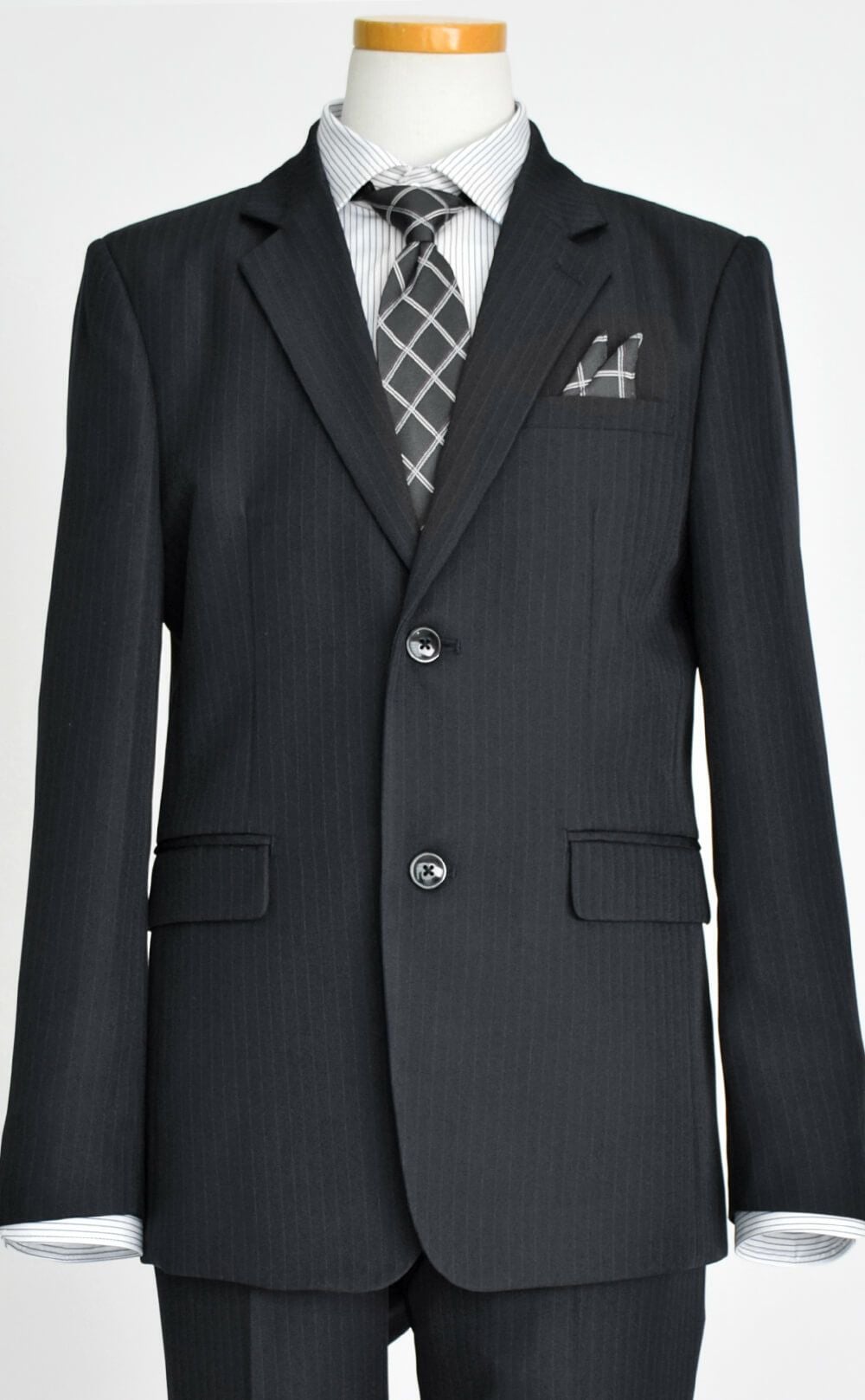 特別な日にぴったりのブラックカラーの男の子用フォーマルスーツ。シンプルで美しいシルエットが魅力のAngel's Closetの子供フォーマル レンタル商品（【レンタル】2つ釦ストライプスーツ5点セット(CAT545610)ブラック）｜画像6