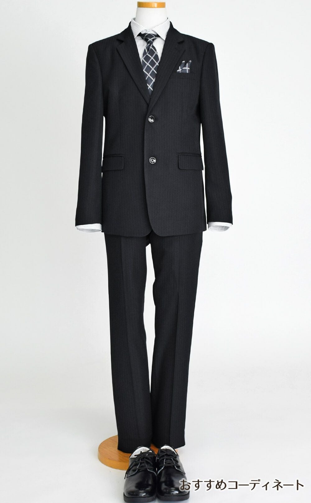 特別な日にぴったりのブラックカラーの男の子用フォーマルスーツ。シンプルで美しいシルエットが魅力のAngel's Closetの子供フォーマル レンタル商品（【レンタル】2つ釦ストライプスーツ5点セット(CAT545610)ブラック）｜画像9