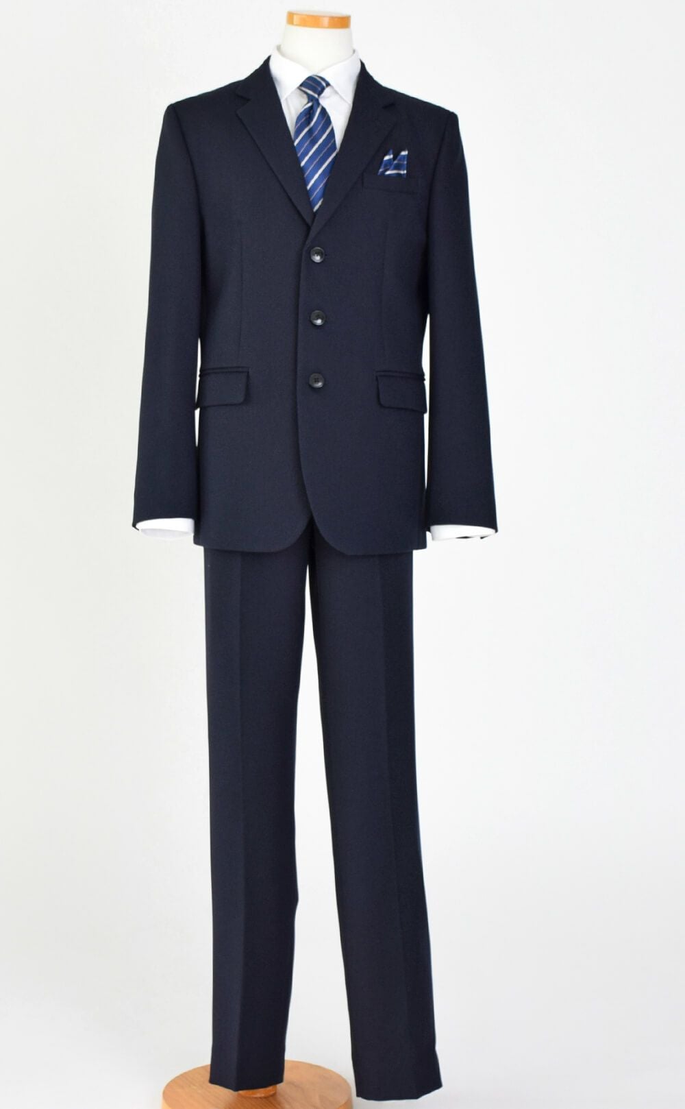 特別な日にぴったりのネイビーカラーの男の子用フォーマルスーツ。シンプルで美しいシルエットが魅力のAngel's Closetの子供フォーマル レンタル商品（【レンタル】ヘリンボーン織り3つボタンスーツ5点セット(CAT545611)ネイビー）｜画像3