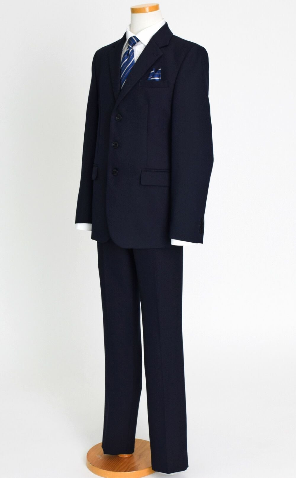 特別な日にぴったりのネイビーカラーの男の子用フォーマルスーツ。シンプルで美しいシルエットが魅力のAngel's Closetの子供フォーマル レンタル商品（【レンタル】ヘリンボーン織り3つボタンスーツ5点セット(CAT545611)ネイビー）｜画像4