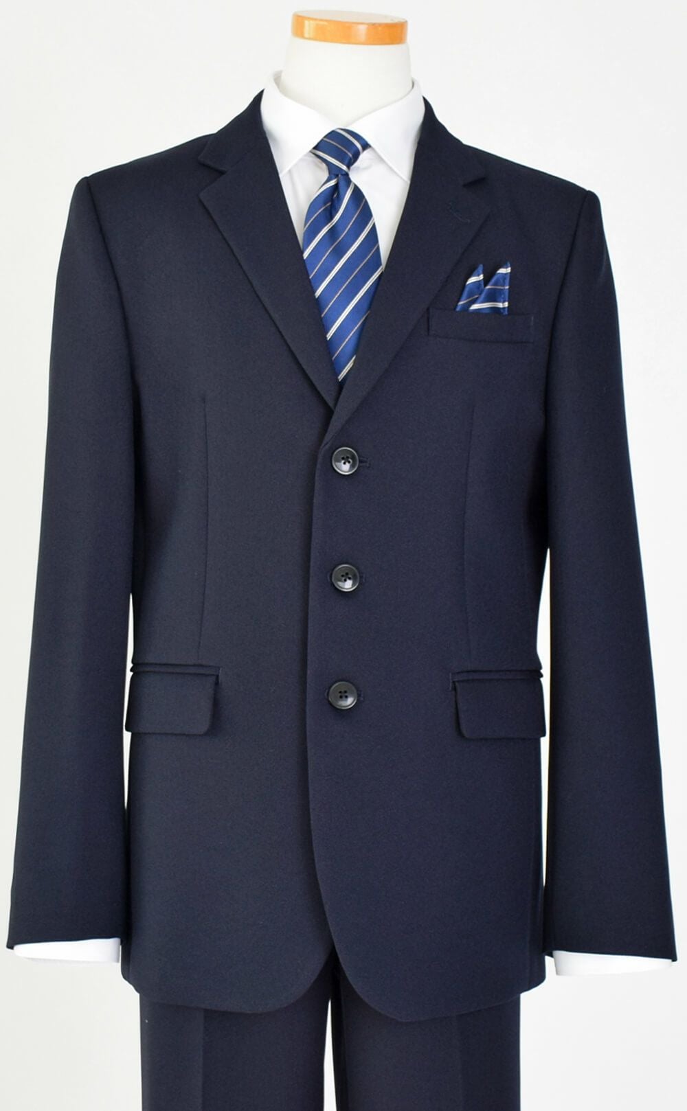 特別な日にぴったりのネイビーカラーの男の子用フォーマルスーツ。シンプルで美しいシルエットが魅力のAngel's Closetの子供フォーマル レンタル商品（【レンタル】ヘリンボーン織り3つボタンスーツ5点セット(CAT545611)ネイビー）｜画像8