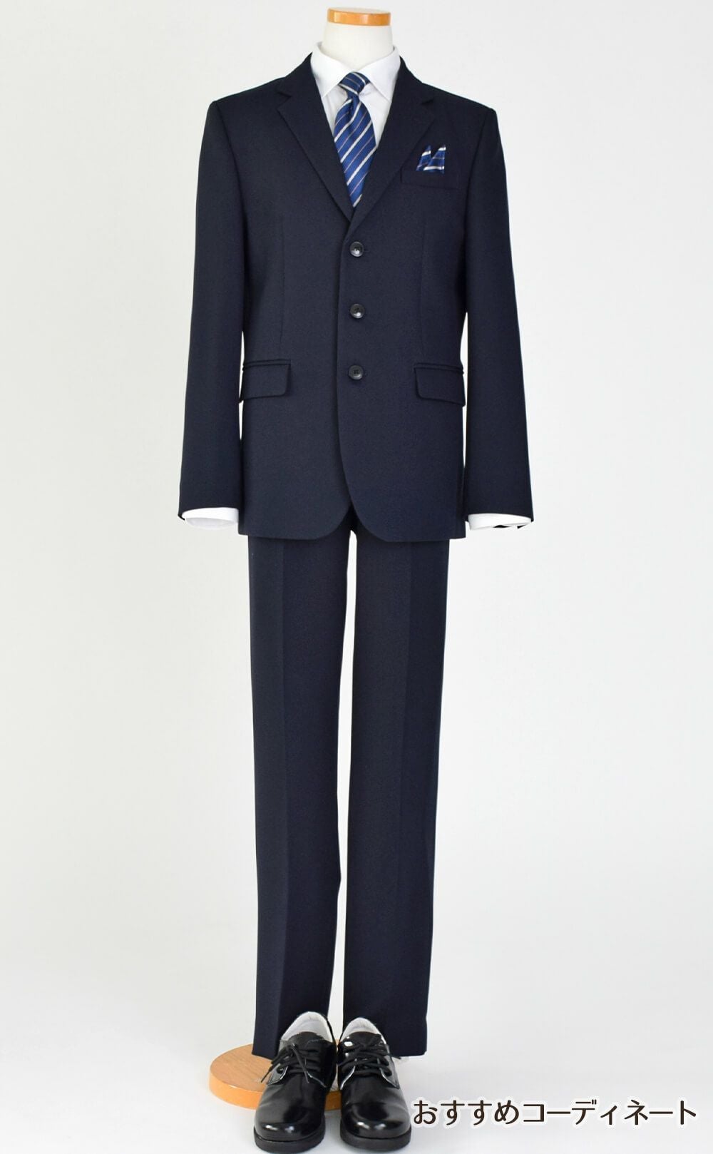 特別な日にぴったりのネイビーカラーの男の子用フォーマルスーツ。シンプルで美しいシルエットが魅力のAngel's Closetの子供フォーマル レンタル商品（【レンタル】ヘリンボーン織り3つボタンスーツ5点セット(CAT545611)ネイビー）｜画像9