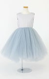 ピアノ発表会や結婚式にぴったりのブルーカラーの女の子用キッズドレス。シンプルで美しいシルエットが魅力のAngel's Closetの子供ドレス レンタル商品（【レンタル】サテン＆ボリュームチュールドレス(YP218)ブルー）｜画像2