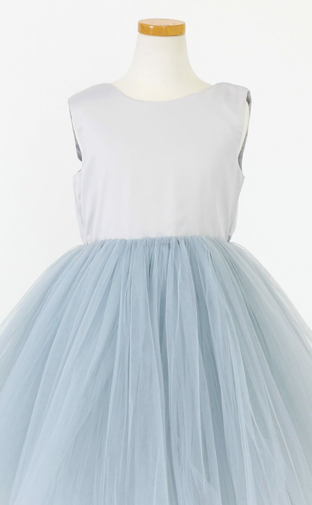 ピアノ発表会や結婚式にぴったりのブルーカラーの女の子用キッズドレス。シンプルで美しいシルエットが魅力のAngel's Closetの子供ドレス レンタル商品（【レンタル】サテン＆ボリュームチュールドレス(YP218)ブルー）｜画像6