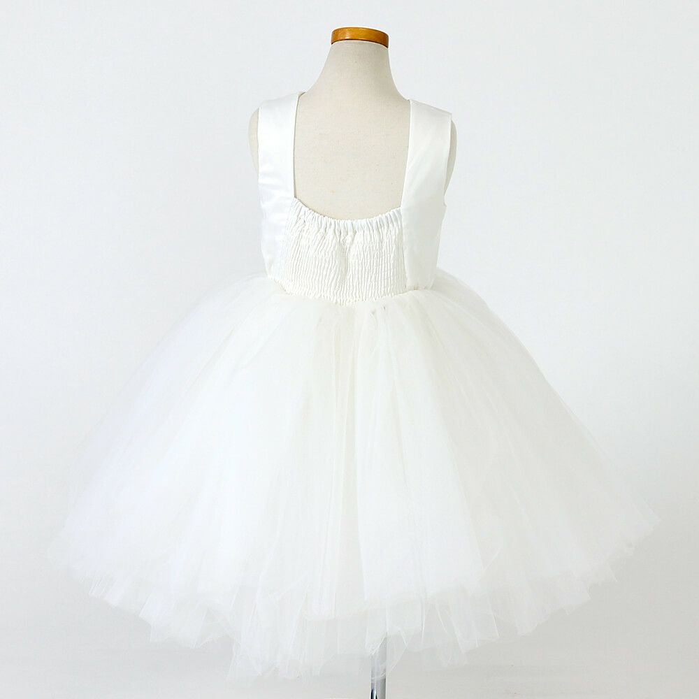 ピアノ発表会や結婚式にぴったりのホワイトカラーの女の子用キッズドレス。シンプルで美しいシルエットが魅力のAngel's Closetの子供ドレス レンタル商品（【レンタル】サテン＆ボリュームチュールドレス(YP218)ホワイト）｜画像4