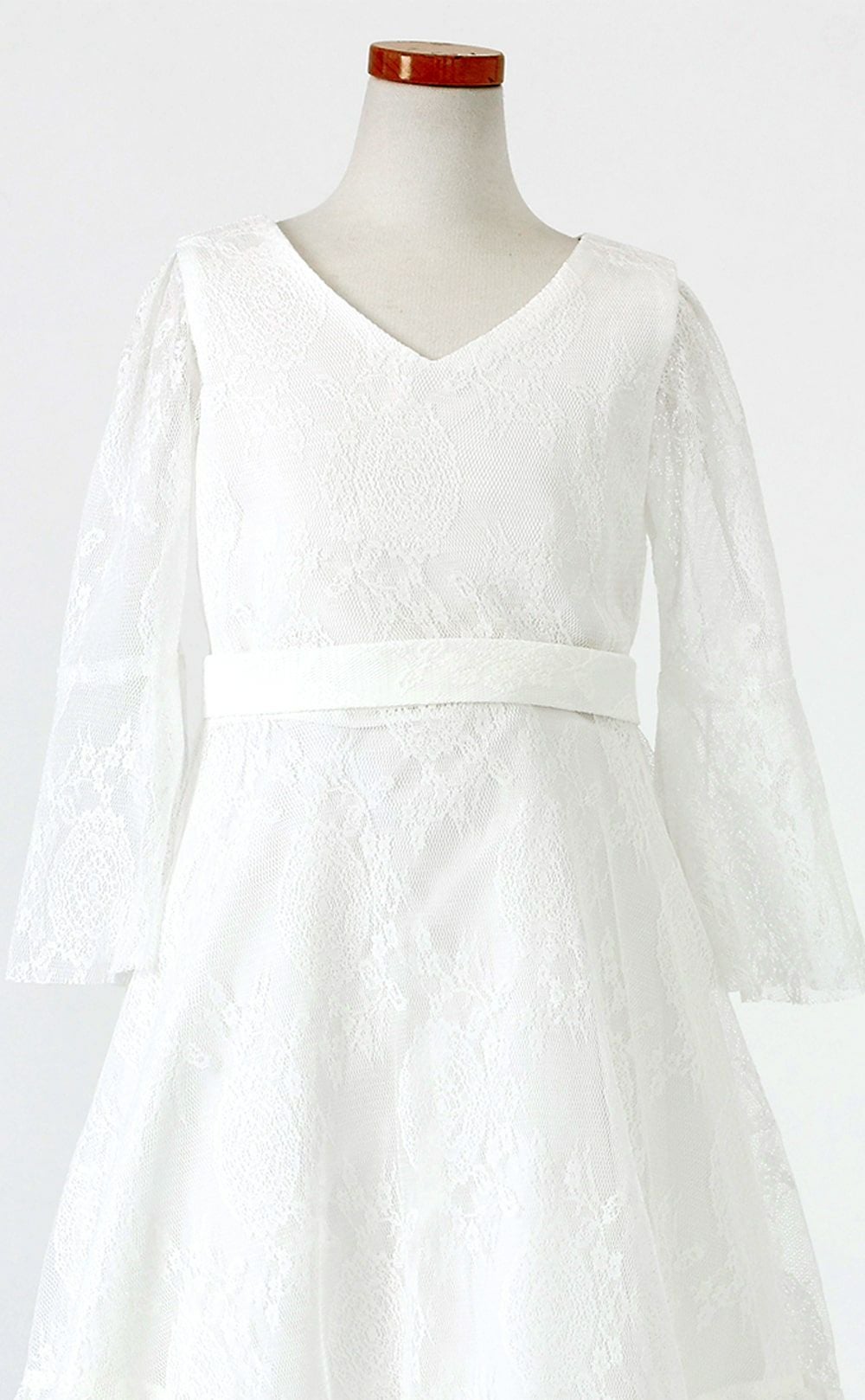 ピアノ発表会や結婚式にぴったりのホワイトカラーの女の子用キッズドレス。シンプルで美しいシルエットが魅力のAngel's Closetの子供ドレス レンタル商品（【レンタル】フラッタースリーブ総レースロングドレス(YP219)ホワイト）｜画像7