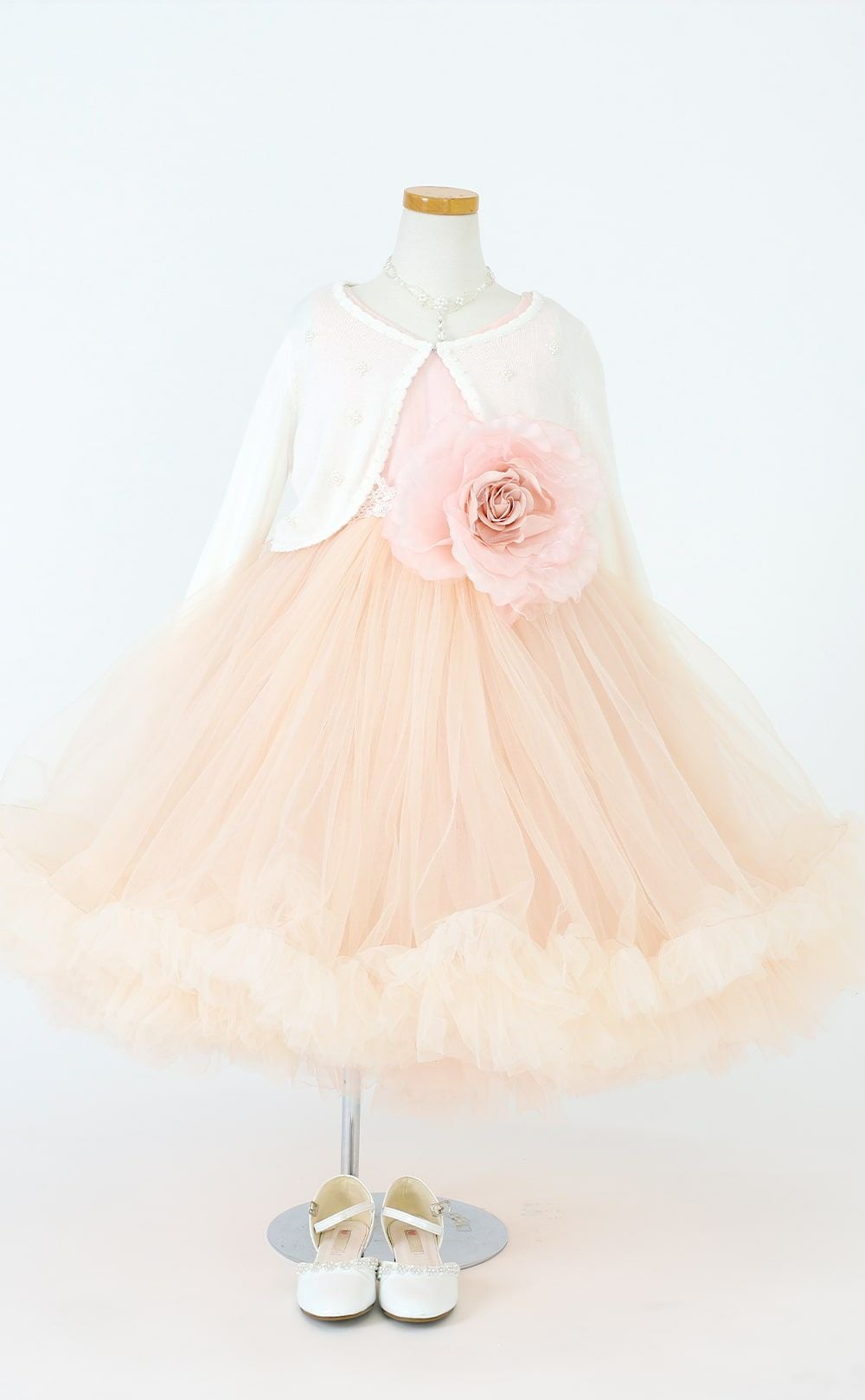 ピアノ発表会や結婚式にぴったりのピンクカラーの女の子用キッズドレス。シンプルで美しいシルエットが魅力のAngel's Closetの子供ドレス レンタル商品（【レンタル】ティアードチュール＆ラージローズドレス(YP220)ピンク）｜画像9