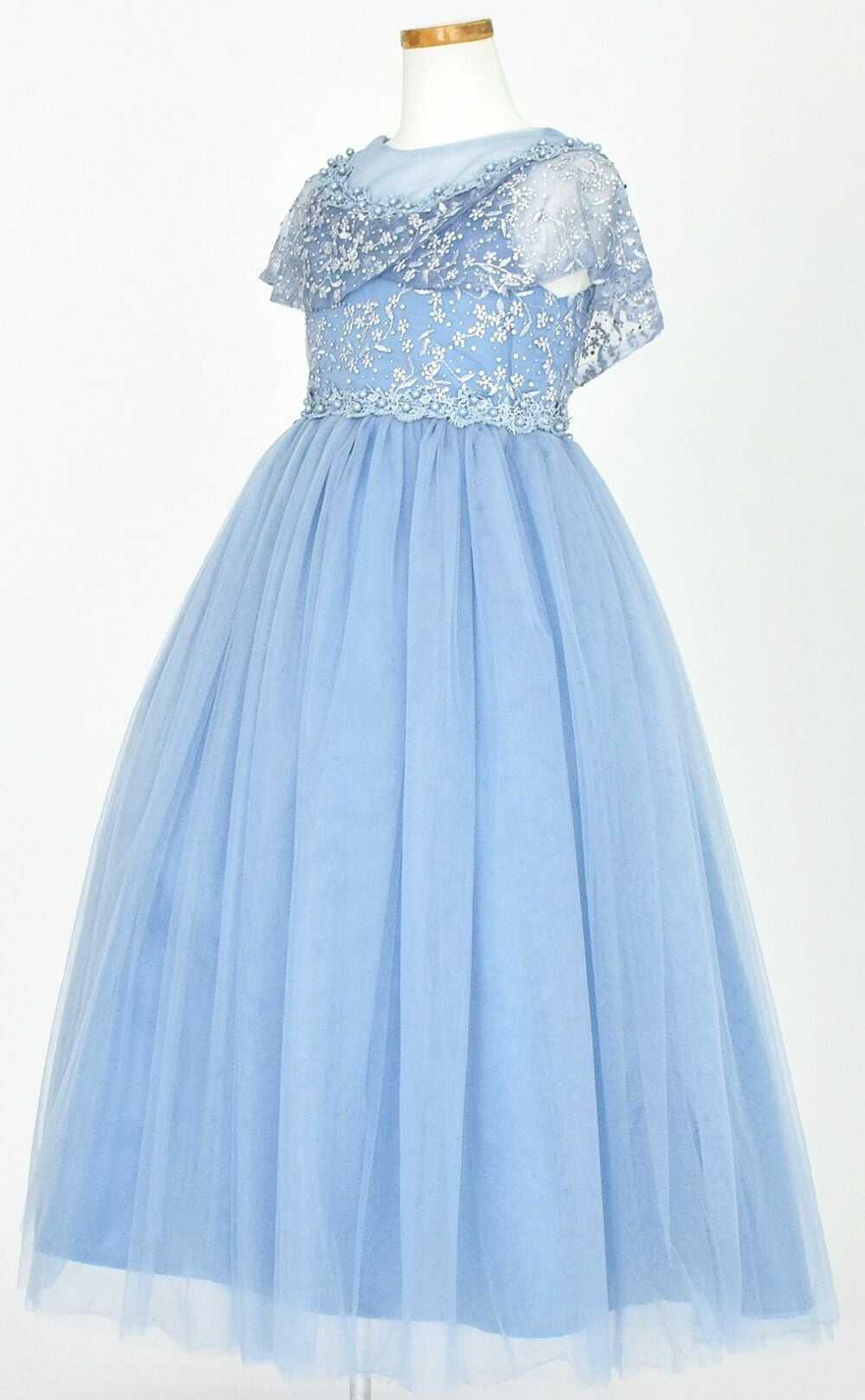 ピアノ発表会や結婚式にぴったりのブルーカラーの女の子用キッズドレス。シンプルで美しいシルエットが魅力のAngel's Closetの子供ドレス レンタル商品（【レンタル】フラワーレースケープ＆チュールドレス（YP222） ブルーグレー）｜画像4