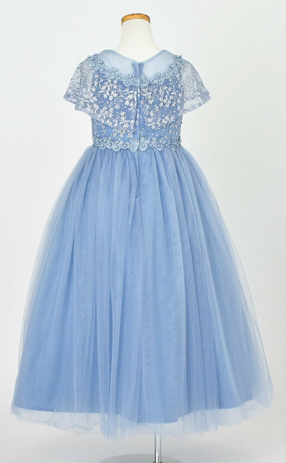 ピアノ発表会や結婚式にぴったりのブルーカラーの女の子用キッズドレス。シンプルで美しいシルエットが魅力のAngel's Closetの子供ドレス レンタル商品（【レンタル】フラワーレースケープ＆チュールドレス（YP222） ブルーグレー）｜画像5