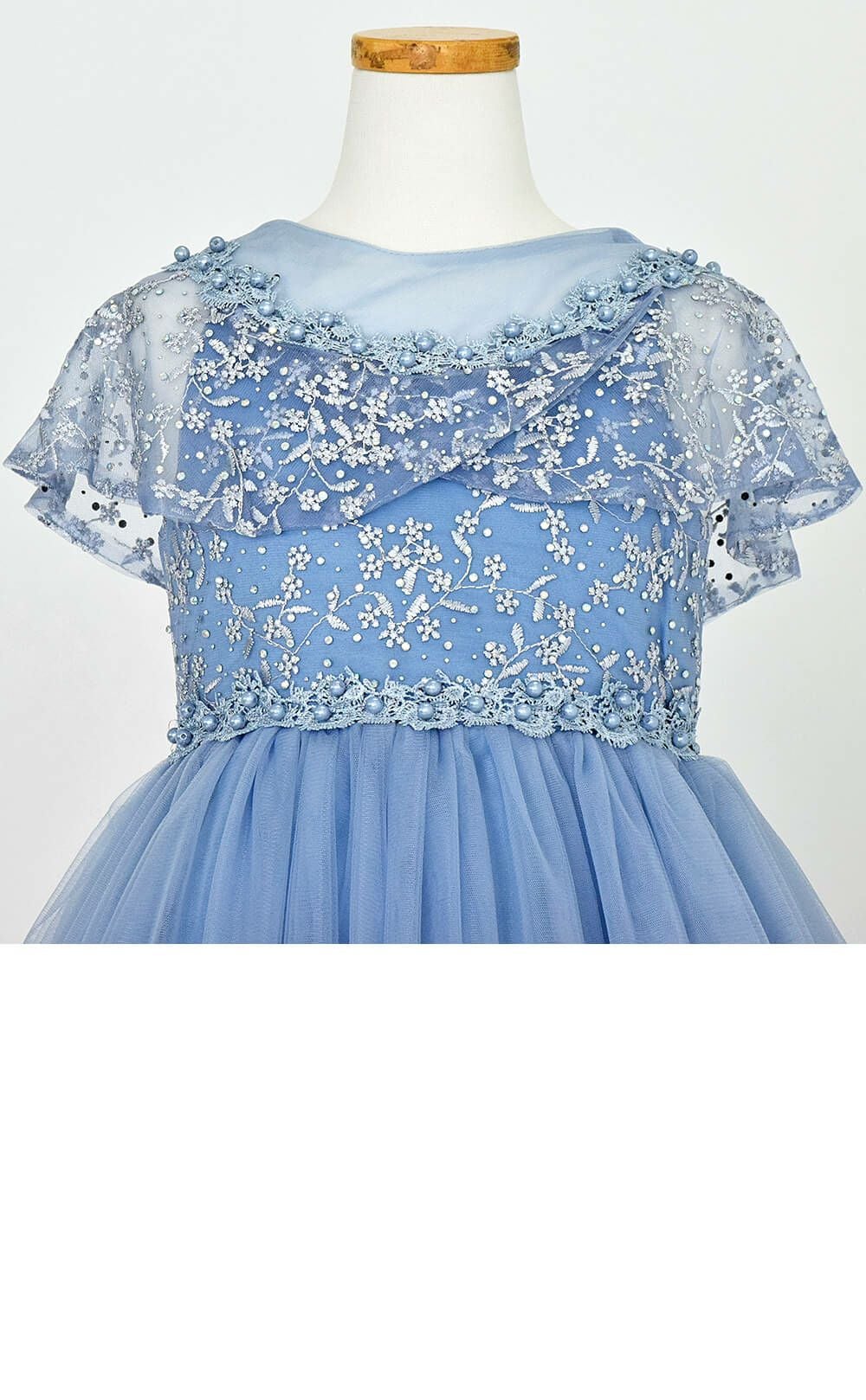 ピアノ発表会や結婚式にぴったりのブルーカラーの女の子用キッズドレス。シンプルで美しいシルエットが魅力のAngel's Closetの子供ドレス レンタル商品（【レンタル】フラワーレースケープ＆チュールドレス（YP222） ブルーグレー）｜画像7