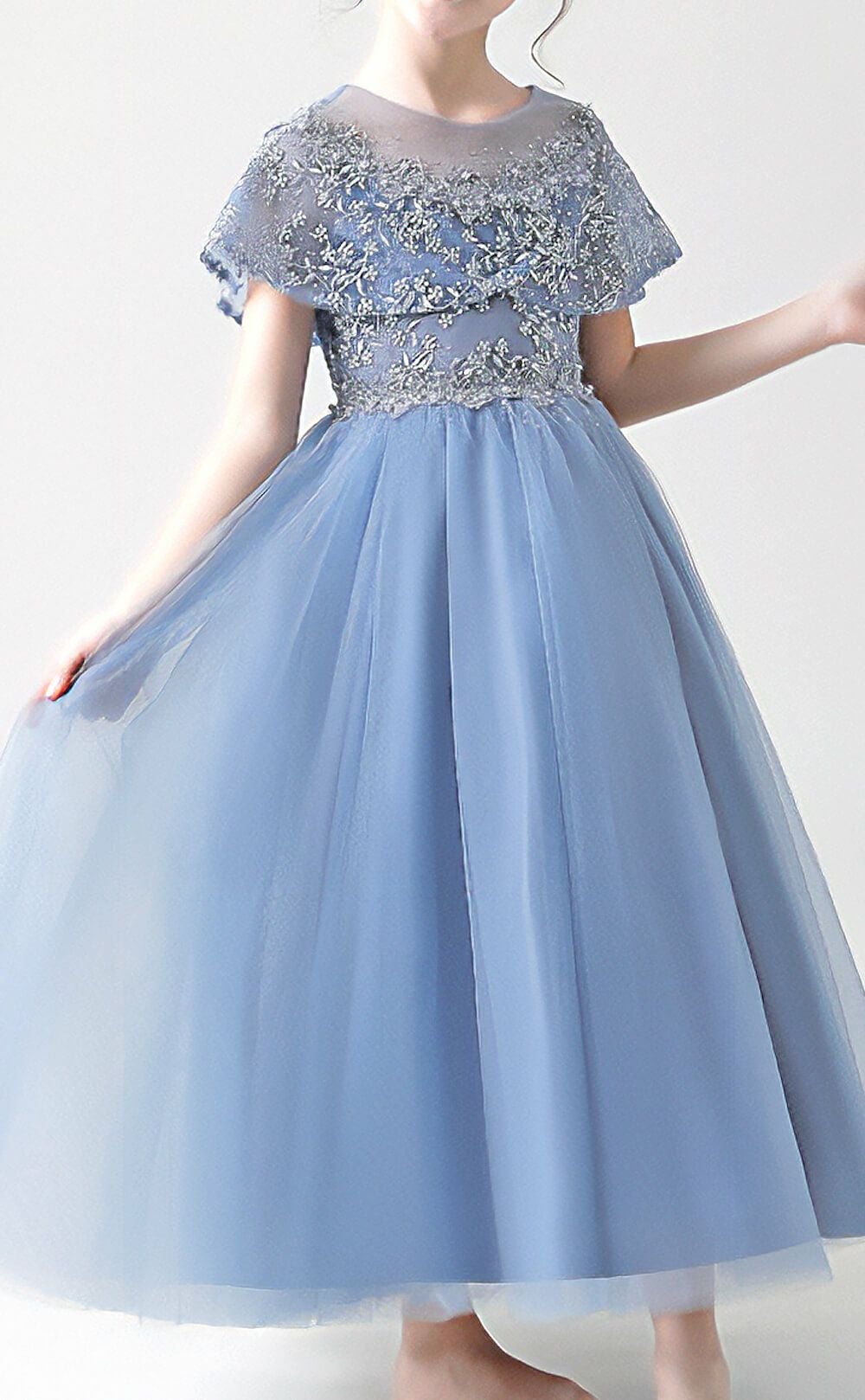 ピアノ発表会や結婚式にぴったりのブルーカラーの女の子用キッズドレス。シンプルで美しいシルエットが魅力のAngel's Closetの子供ドレス レンタル商品（【レンタル】フラワーレースケープ＆チュールドレス（YP222） ブルーグレー）｜画像9