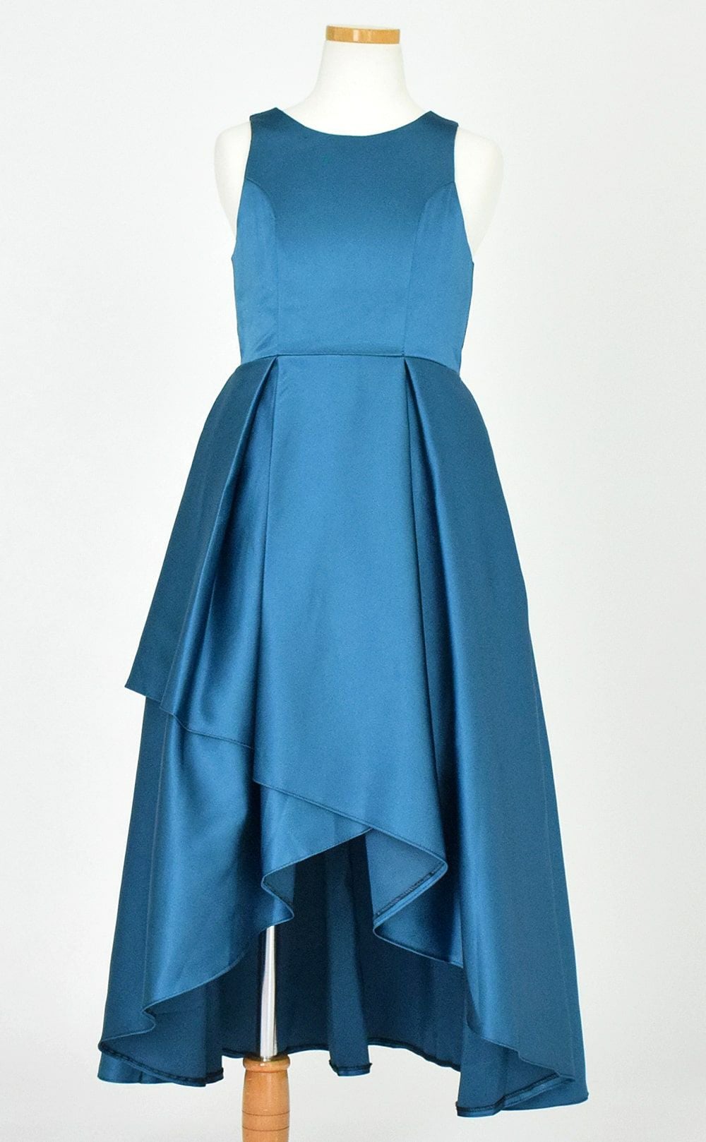 ピアノ発表会や結婚式にぴったりのカラーの女の子用キッズドレス。シンプルで美しいシルエットが魅力のAngel's Closetの子供ドレス レンタル商品（【レンタル】ハイ＆ローカスケードサテンロングドレス（YP223） ピーコック）｜画像3