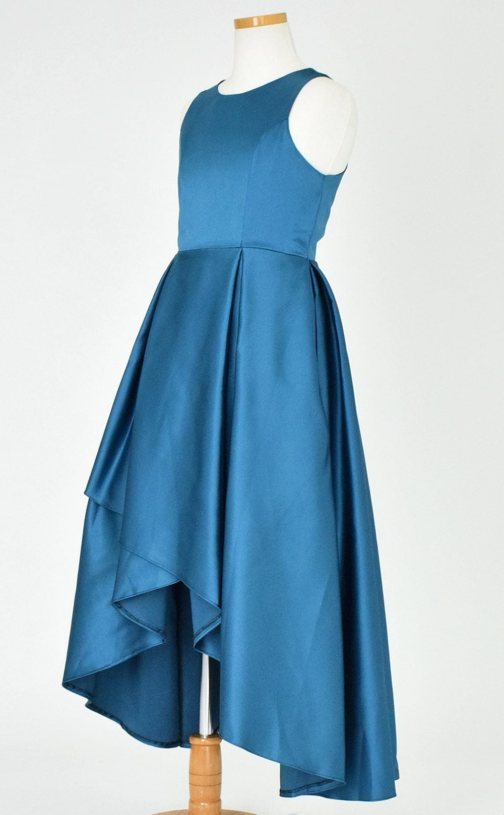 ピアノ発表会や結婚式にぴったりのカラーの女の子用キッズドレス。シンプルで美しいシルエットが魅力のAngel's Closetの子供ドレス レンタル商品（【レンタル】ハイ＆ローカスケードサテンロングドレス（YP223） ピーコック）｜画像4