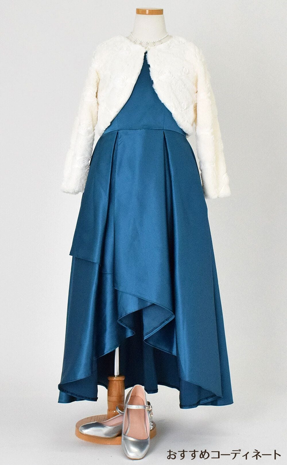 ピアノ発表会や結婚式にぴったりのカラーの女の子用キッズドレス。シンプルで美しいシルエットが魅力のAngel's Closetの子供ドレス レンタル商品（【レンタル】ハイ＆ローカスケードサテンロングドレス（YP223） ピーコック）｜画像11