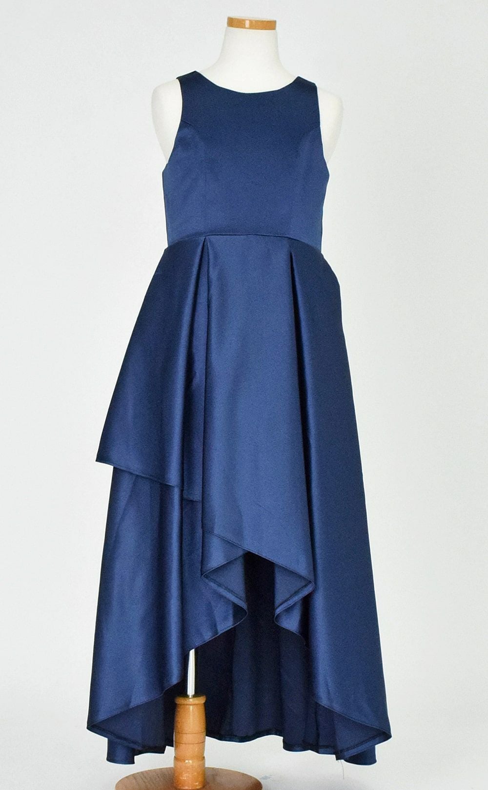 ピアノ発表会や結婚式にぴったりのネイビーカラーの女の子用キッズドレス。シンプルで美しいシルエットが魅力のAngel's Closetの子供ドレス レンタル商品（【レンタル】ハイ＆ローカスケードサテンロングドレス（YP223） ネイビー）｜画像3
