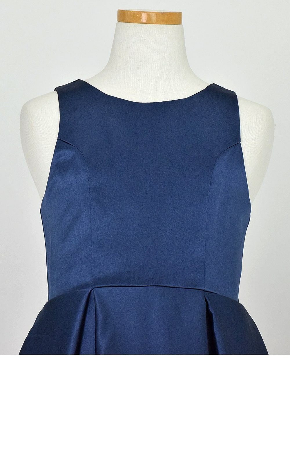 ピアノ発表会や結婚式にぴったりのネイビーカラーの女の子用キッズドレス。シンプルで美しいシルエットが魅力のAngel's Closetの子供ドレス レンタル商品（【レンタル】ハイ＆ローカスケードサテンロングドレス（YP223） ネイビー）｜画像7