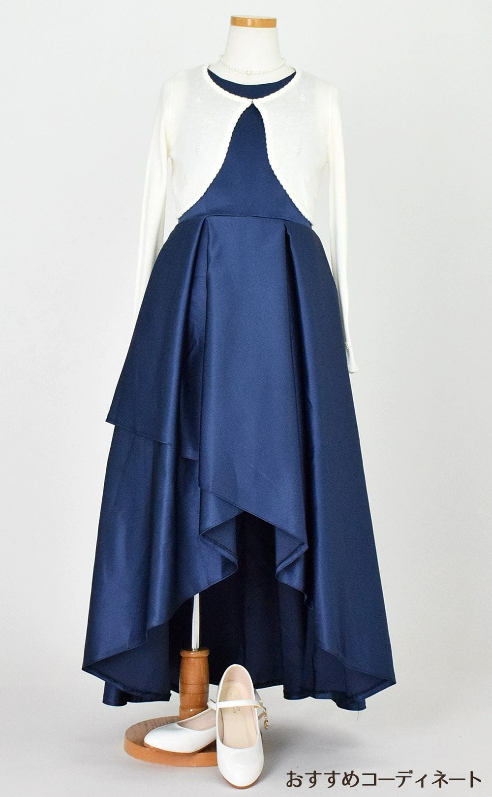 ピアノ発表会や結婚式にぴったりのネイビーカラーの女の子用キッズドレス。シンプルで美しいシルエットが魅力のAngel's Closetの子供ドレス レンタル商品（【レンタル】ハイ＆ローカスケードサテンロングドレス（YP223） ネイビー）｜画像10
