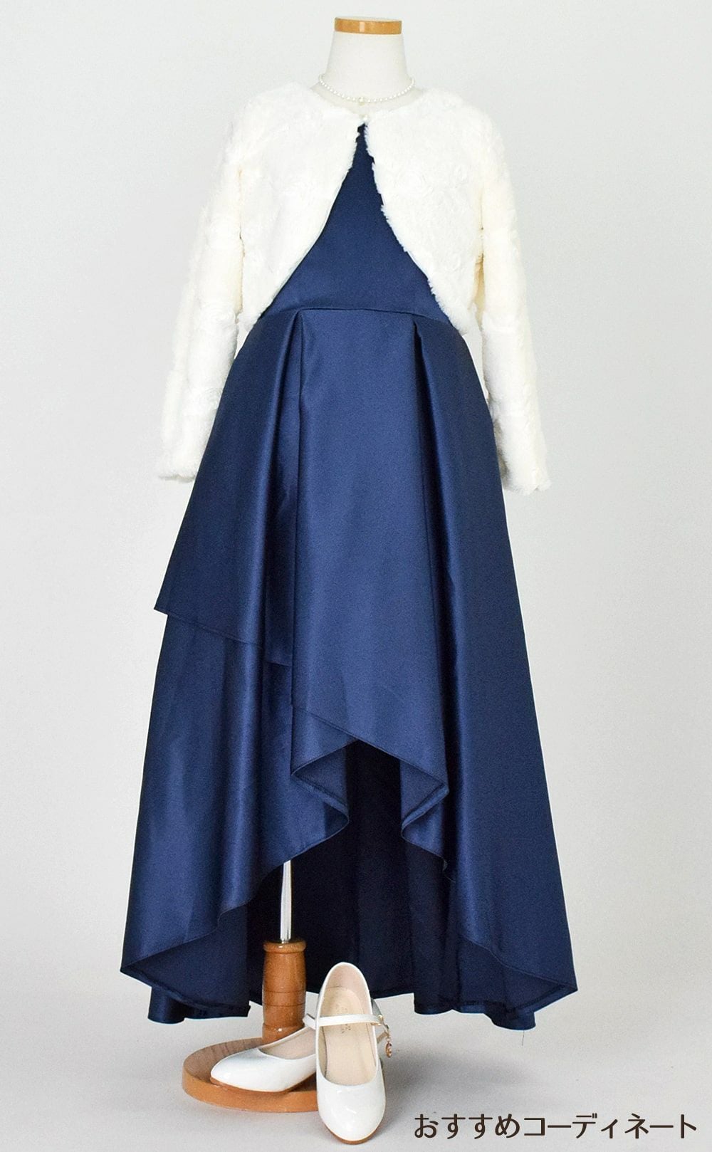 ピアノ発表会や結婚式にぴったりのネイビーカラーの女の子用キッズドレス。シンプルで美しいシルエットが魅力のAngel's Closetの子供ドレス レンタル商品（【レンタル】ハイ＆ローカスケードサテンロングドレス（YP223） ネイビー）｜画像11