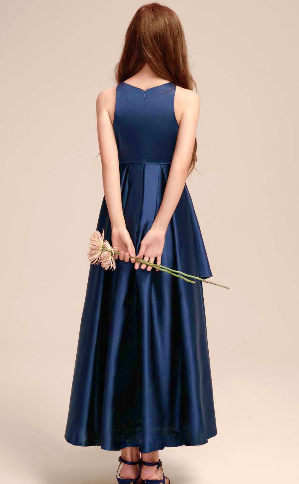 ピアノ発表会や結婚式にぴったりのネイビーカラーの女の子用キッズドレス。シンプルで美しいシルエットが魅力のAngel's Closetの子供ドレス レンタル商品（【レンタル】ハイ＆ローカスケードサテンロングドレス（YP223） ネイビー）｜画像13