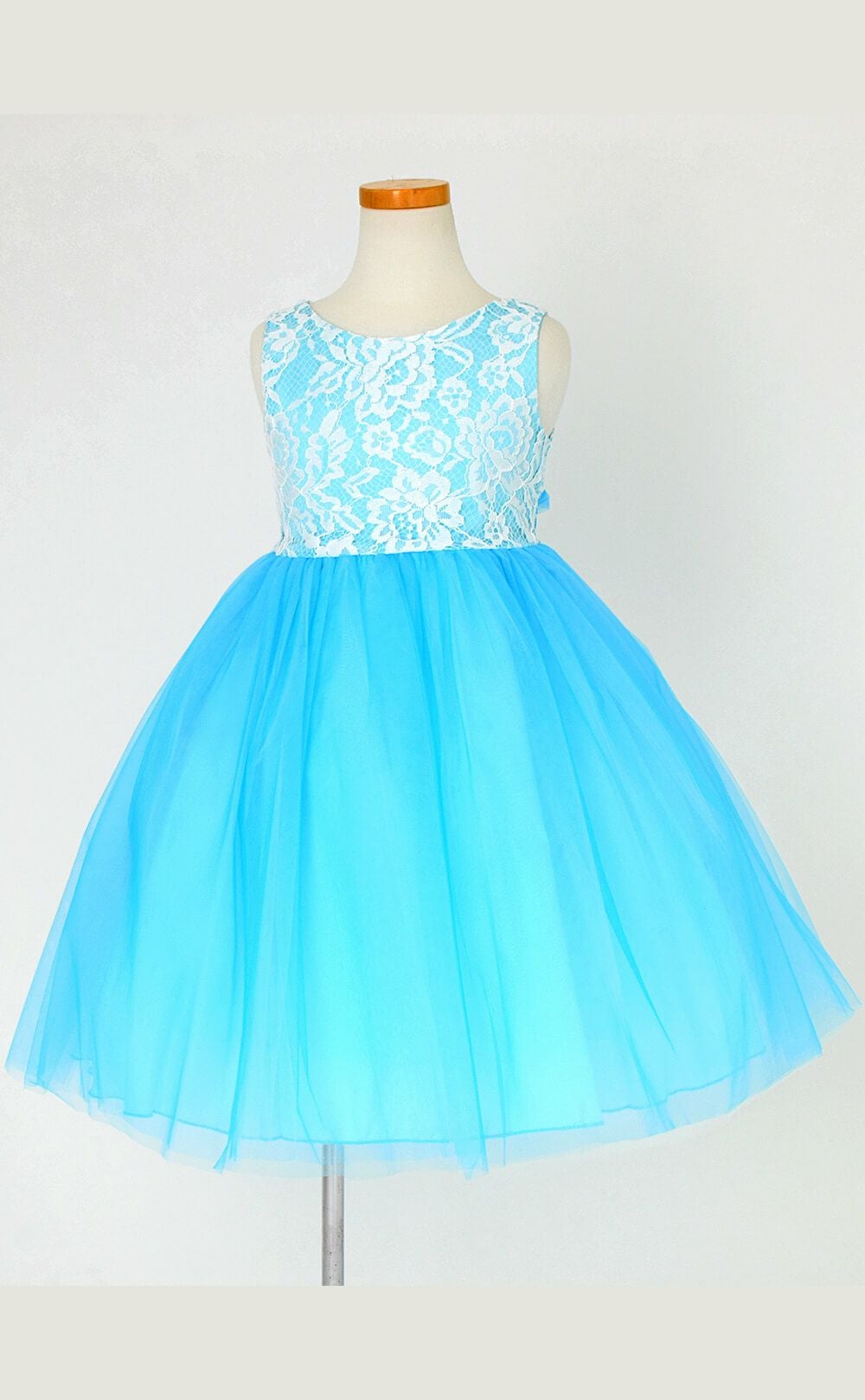 ピアノ発表会や結婚式にぴったりのカラーの女の子用キッズドレス。シンプルで美しいシルエットが魅力のAngel's Closetの子供ドレス レンタル商品（【レンタル】レース＆４レイヤーイリュージョンチュールドレス（KD414） アクア）｜画像3