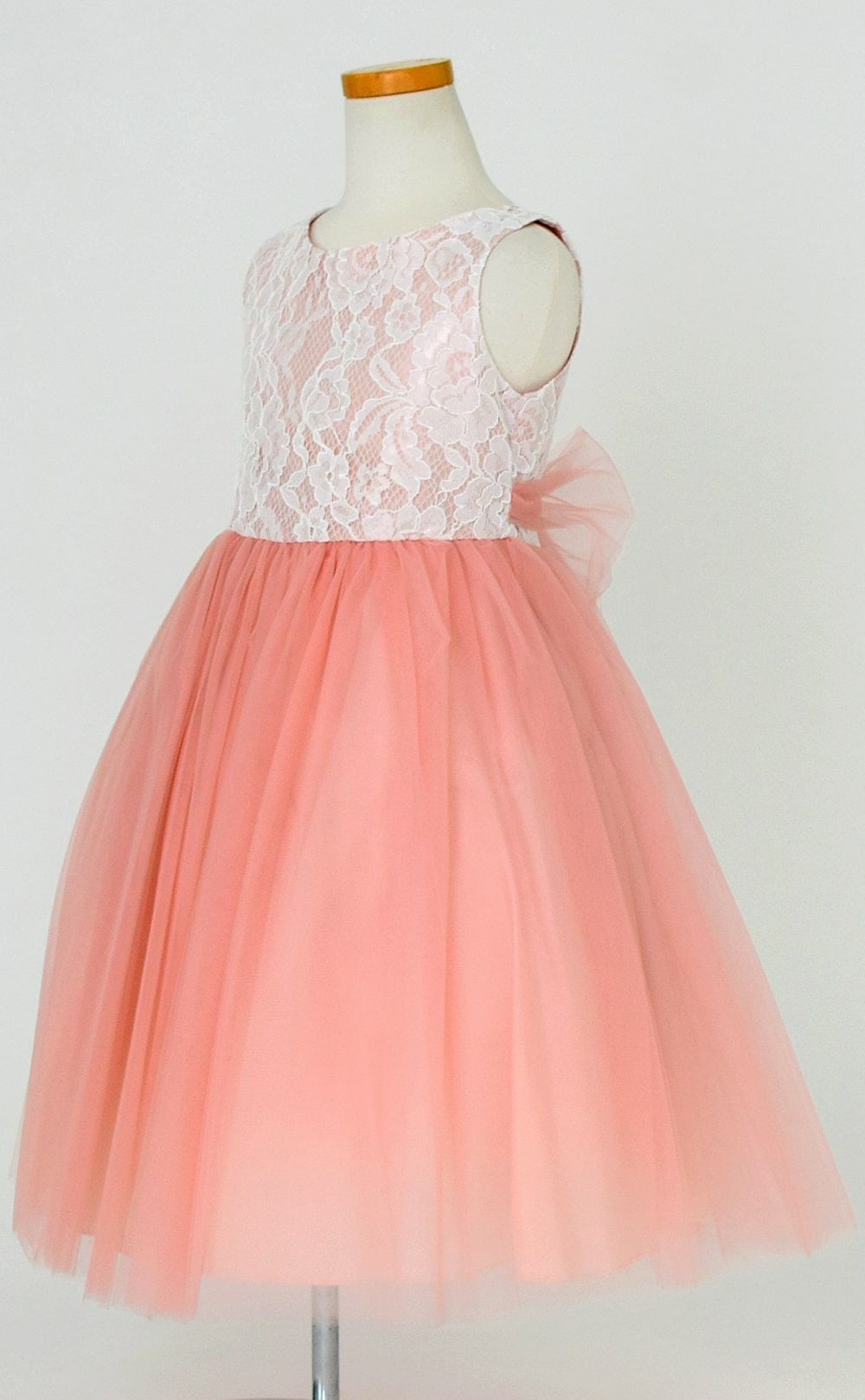 ピアノ発表会や結婚式にぴったりのカラーの女の子用キッズドレス。シンプルで美しいシルエットが魅力のAngel's Closetの子供ドレス レンタル商品（【レンタル】レース＆４レイヤーイリュージョンチュールドレス（KD414） ダスティーローズ）｜画像4