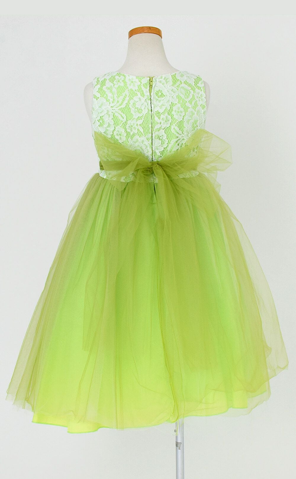 ピアノ発表会や結婚式にぴったりのカラーの女の子用キッズドレス。シンプルで美しいシルエットが魅力のAngel's Closetの子供ドレス レンタル商品（【レンタル】レース＆４レイヤーイリュージョンチュールドレス（KD414） グリーン）｜画像5