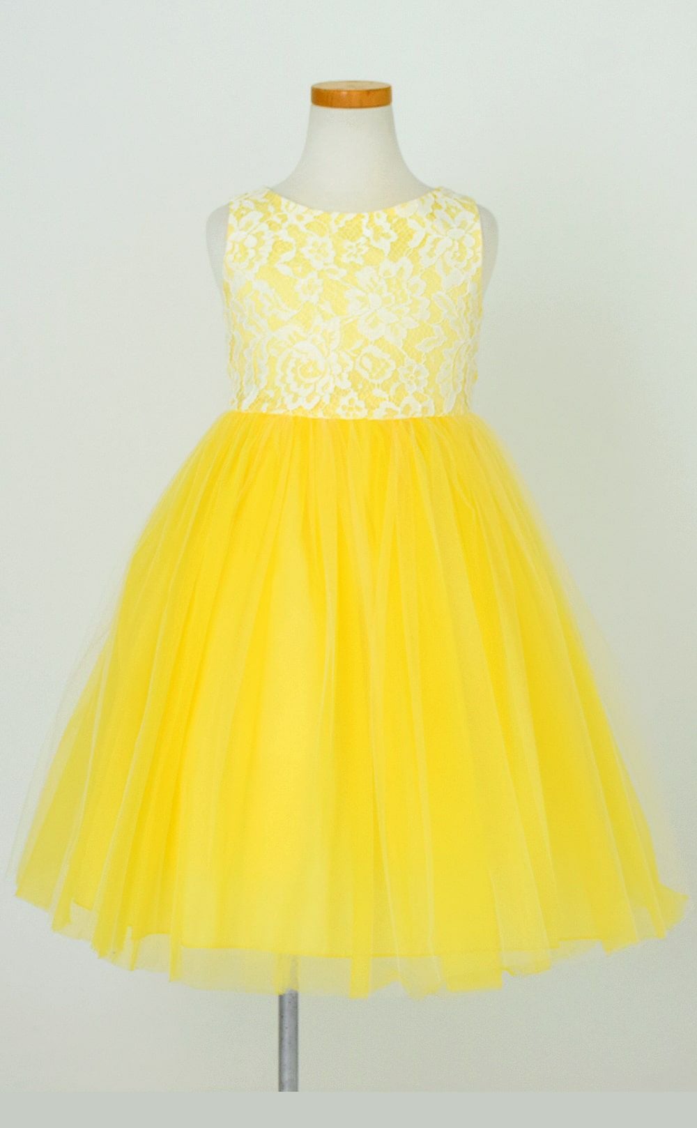 ピアノ発表会や結婚式にぴったりのカラーの女の子用キッズドレス。シンプルで美しいシルエットが魅力のAngel's Closetの子供ドレス レンタル商品（【レンタル】レース＆４レイヤーイリュージョンチュールドレス（KD414） イエロー）｜画像3