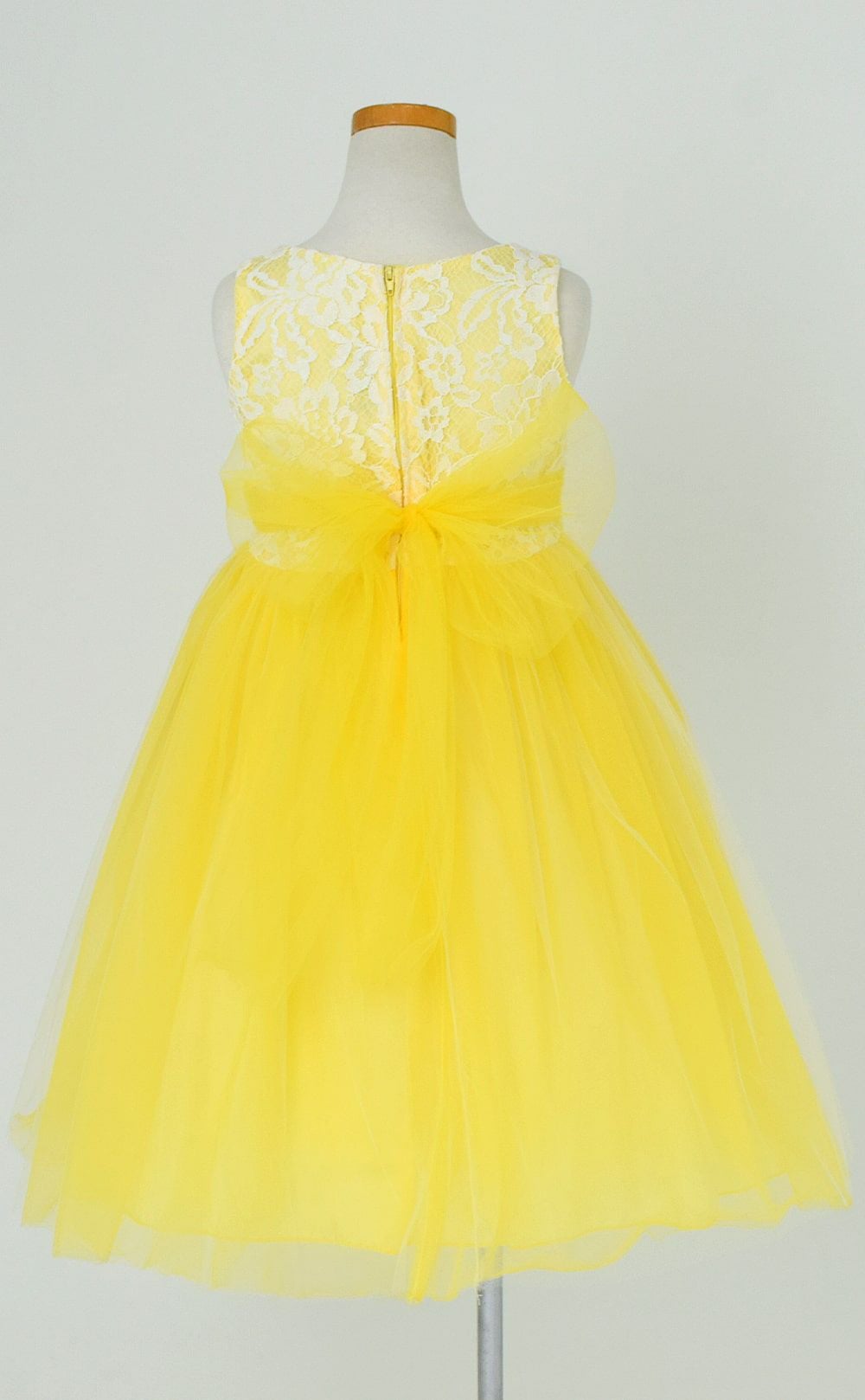 ピアノ発表会や結婚式にぴったりのカラーの女の子用キッズドレス。シンプルで美しいシルエットが魅力のAngel's Closetの子供ドレス レンタル商品（【レンタル】レース＆４レイヤーイリュージョンチュールドレス（KD414） イエロー）｜画像5
