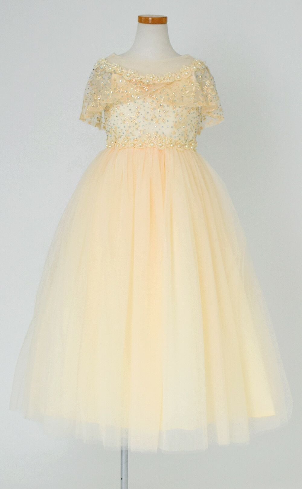 ピアノ発表会や結婚式にぴったりのカラーの女の子用キッズドレス。シンプルで美しいシルエットが魅力のAngel's Closetの子供ドレス レンタル商品（【レンタル】フラワーレースケープ＆チュールドレス（YP222） シャンパン）｜画像3