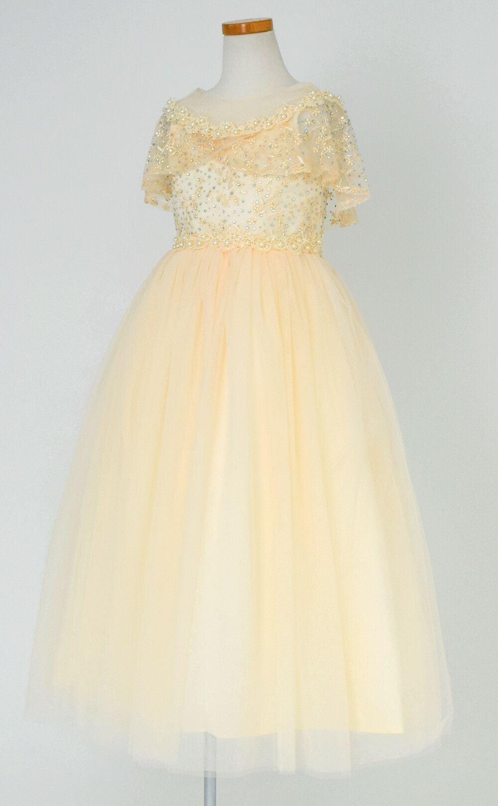 ピアノ発表会や結婚式にぴったりのカラーの女の子用キッズドレス。シンプルで美しいシルエットが魅力のAngel's Closetの子供ドレス レンタル商品（【レンタル】フラワーレースケープ＆チュールドレス（YP222） シャンパン）｜画像4