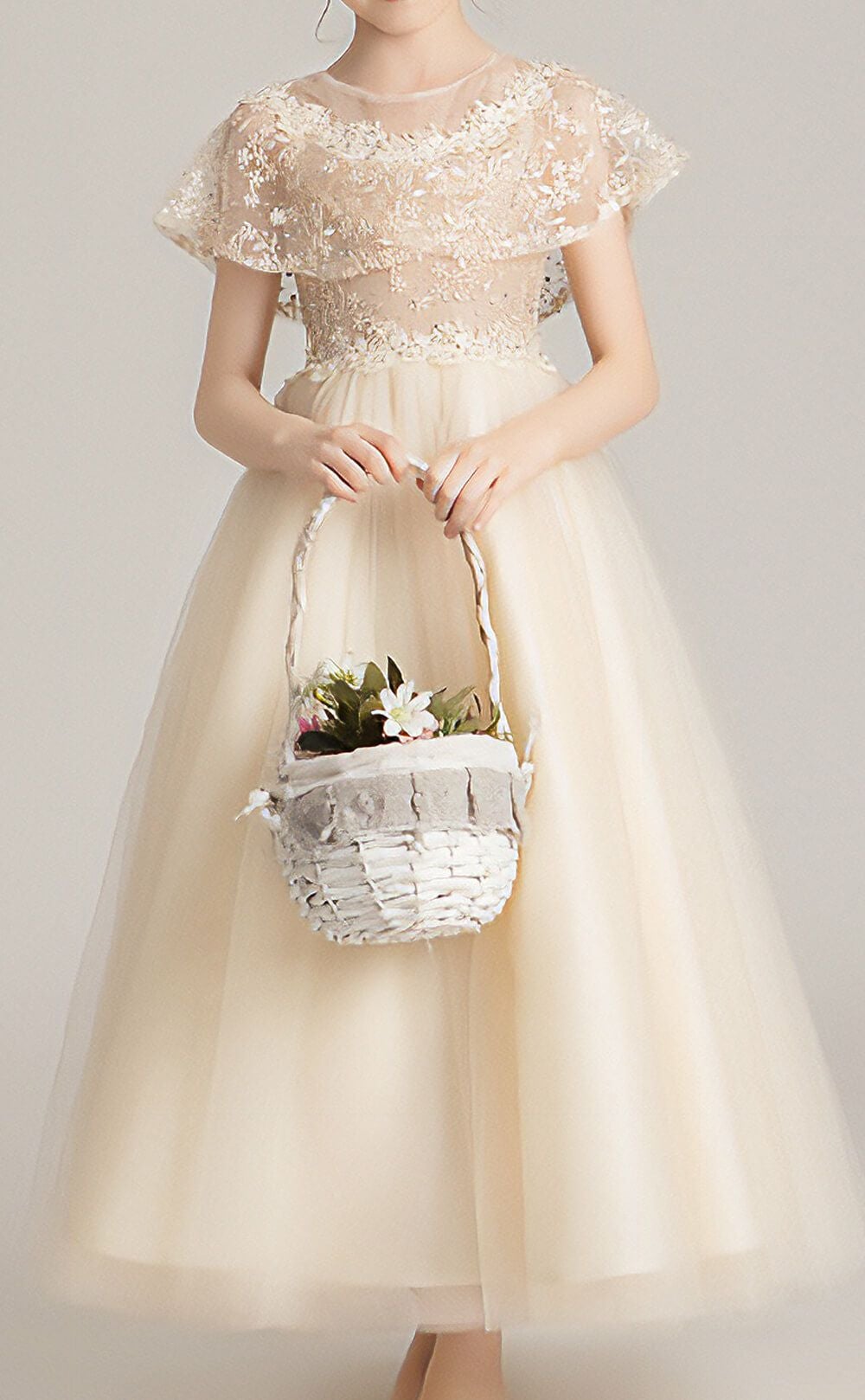 ピアノ発表会や結婚式にぴったりのカラーの女の子用キッズドレス。シンプルで美しいシルエットが魅力のAngel's Closetの子供ドレス レンタル商品（【レンタル】フラワーレースケープ＆チュールドレス（YP222） シャンパン）｜画像9