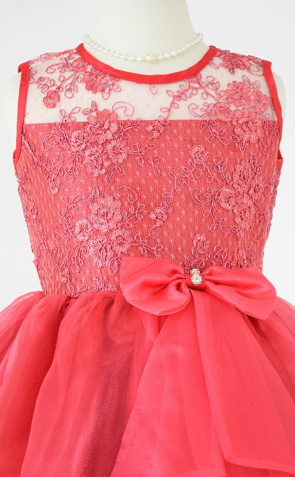 ピアノ発表会や結婚式にぴったりのカラーの女の子用キッズドレス。シンプルで美しいシルエットが魅力のAngel's Closetの子供ドレス レンタル商品（【レンタル】レース＆メタル刺繍オーガンジー子供ドレス（リボンコサージュ付）(CC2461)コーラル｜画像7