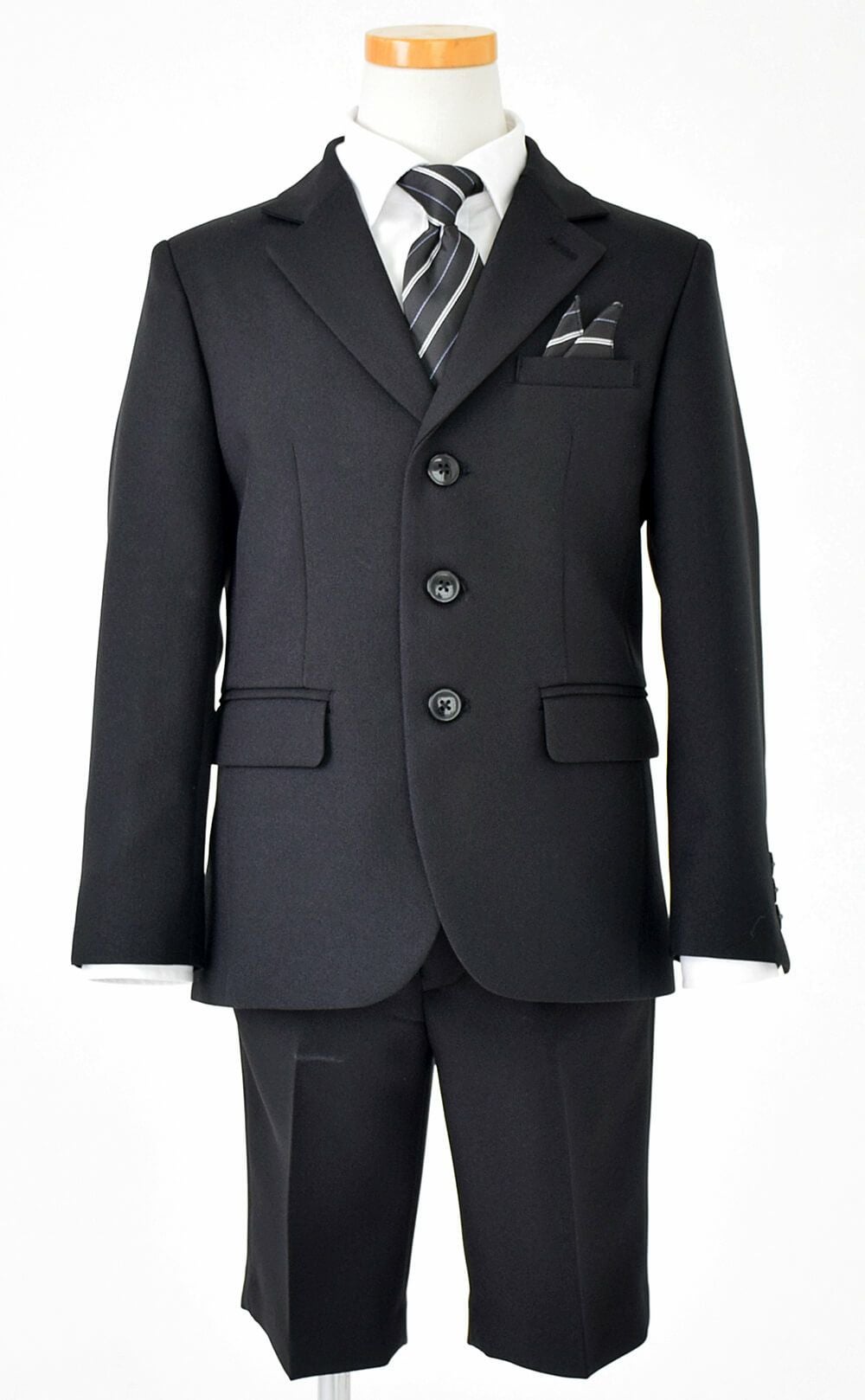 特別な日にぴったりのブラックカラーの男の子用フォーマルスーツ。シンプルで美しいシルエットが魅力のAngel's Closetの子供フォーマル レンタル商品（【レンタル】ヘリンボーン織り3つボタンスーツ4点セット(CAT545411) ブラック）｜画像3