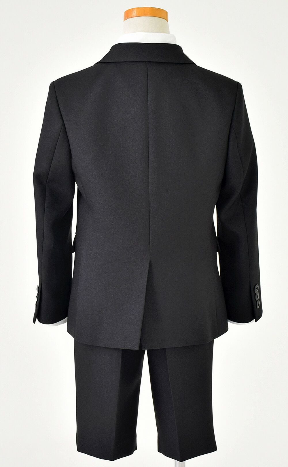 特別な日にぴったりのブラックカラーの男の子用フォーマルスーツ。シンプルで美しいシルエットが魅力のAngel's Closetの子供フォーマル レンタル商品（【レンタル】ヘリンボーン織り3つボタンスーツ4点セット(CAT545411) ブラック）｜画像5