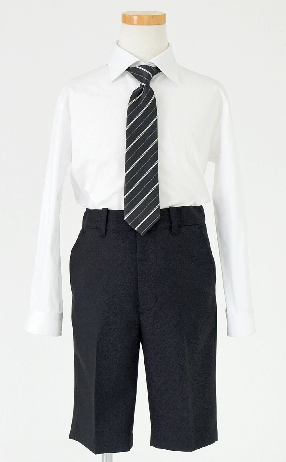 特別な日にぴったりのブラックカラーの男の子用フォーマルスーツ。シンプルで美しいシルエットが魅力のAngel's Closetの子供フォーマル レンタル商品（【レンタル】ヘリンボーン織り3つボタンスーツ4点セット(CAT545411) ブラック）｜画像7