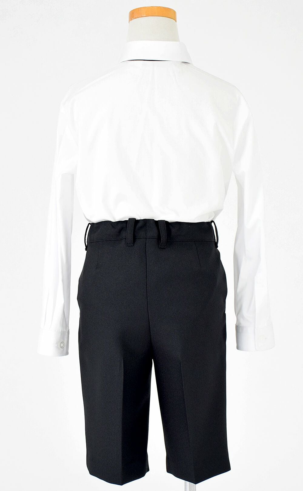 特別な日にぴったりのブラックカラーの男の子用フォーマルスーツ。シンプルで美しいシルエットが魅力のAngel's Closetの子供フォーマル レンタル商品（【レンタル】ヘリンボーン織り3つボタンスーツ4点セット(CAT545411) ブラック）｜画像8