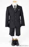 特別な日にぴったりのブラックカラーの男の子用フォーマルスーツ。シンプルで美しいシルエットが魅力のAngel's Closetの子供フォーマル レンタル商品（【レンタル】ヘリンボーン織り3つボタンスーツ4点セット(CAT545411) ブラック）｜画像9