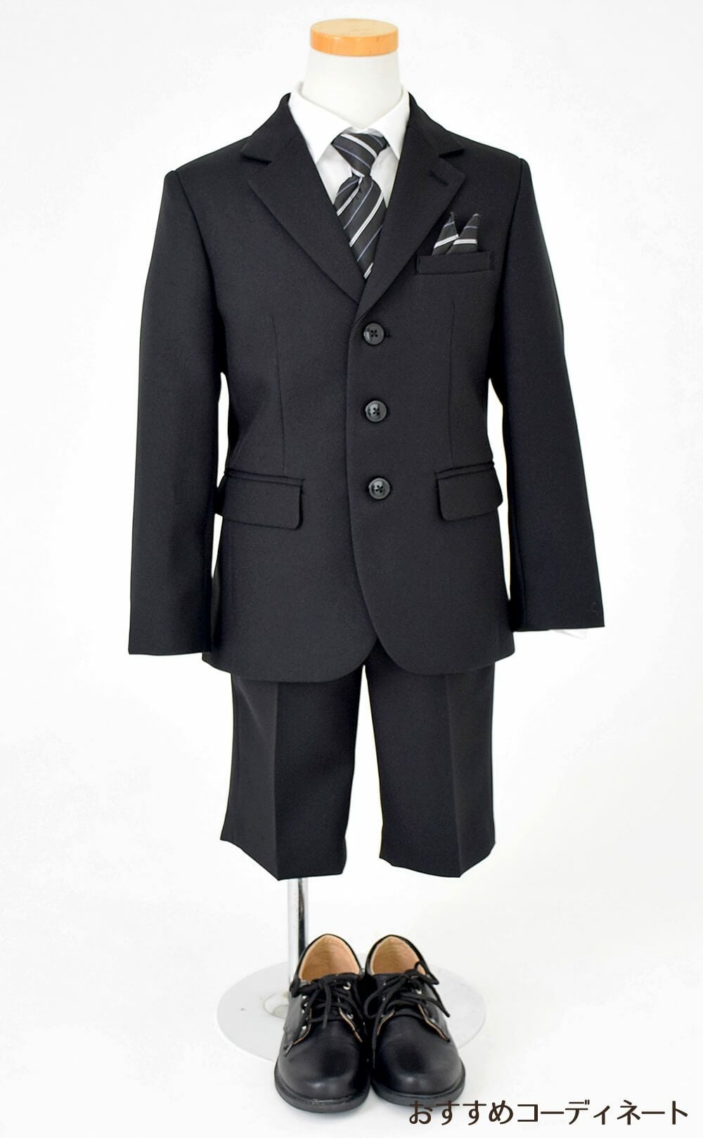 特別な日にぴったりのブラックカラーの男の子用フォーマルスーツ。シンプルで美しいシルエットが魅力のAngel's Closetの子供フォーマル レンタル商品（【レンタル】ヘリンボーン織り3つボタンスーツ4点セット(CAT545411) ブラック）｜画像9