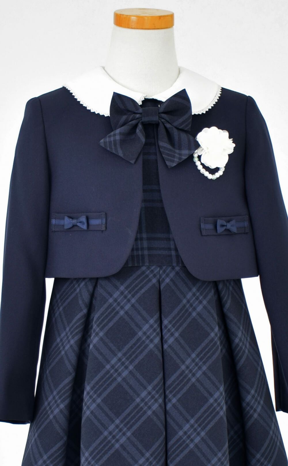 ピアノ発表会や結婚式にぴったりのネイビーカラーの男の子用フォーマルスーツ。シンプルで美しいシルエットが魅力のAngel's Closetの子供フォーマル レンタル商品（【レンタル】格子柄ネイビーアンサンブルスーツ4点セット（CAT819301） ネイビー）｜画像6