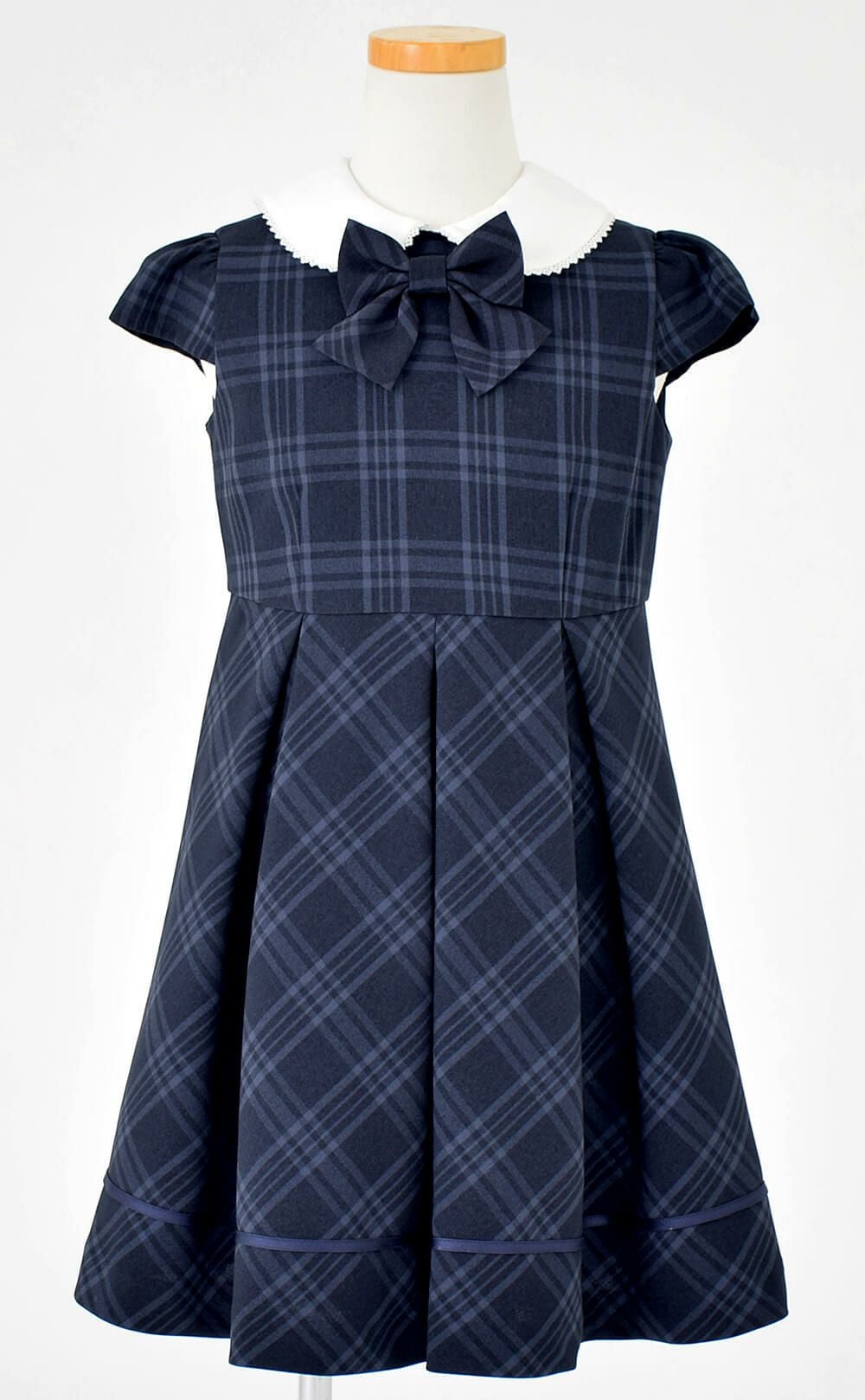 ピアノ発表会や結婚式にぴったりのネイビーカラーの男の子用フォーマルスーツ。シンプルで美しいシルエットが魅力のAngel's Closetの子供フォーマル レンタル商品（【レンタル】格子柄ネイビーアンサンブルスーツ4点セット（CAT819301） ネイビー）｜画像8