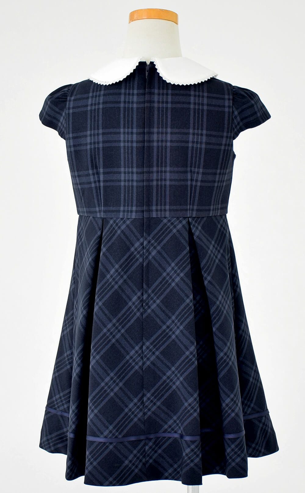 ピアノ発表会や結婚式にぴったりのネイビーカラーの男の子用フォーマルスーツ。シンプルで美しいシルエットが魅力のAngel's Closetの子供フォーマル レンタル商品（【レンタル】格子柄ネイビーアンサンブルスーツ4点セット（CAT819301） ネイビー）｜画像9