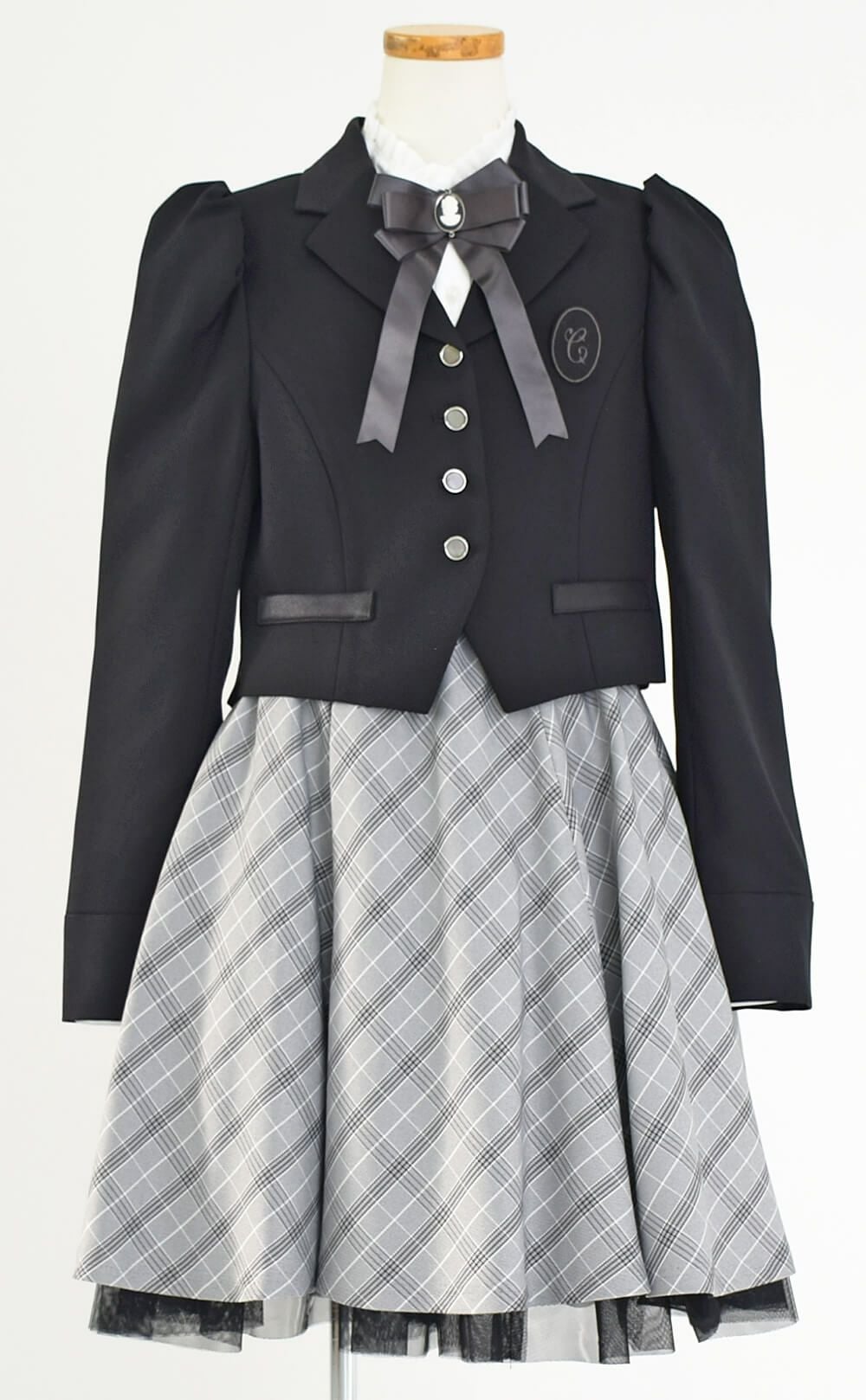 ピアノ発表会や結婚式にぴったりのブラックカラーの男の子用フォーマルスーツ。シンプルで美しいシルエットが魅力のAngel's Closetの子供フォーマル レンタル商品（【レンタル】クラシカルパフスリーブジャケットスーツ4点セット(CAT423511) ブラック）｜画像3