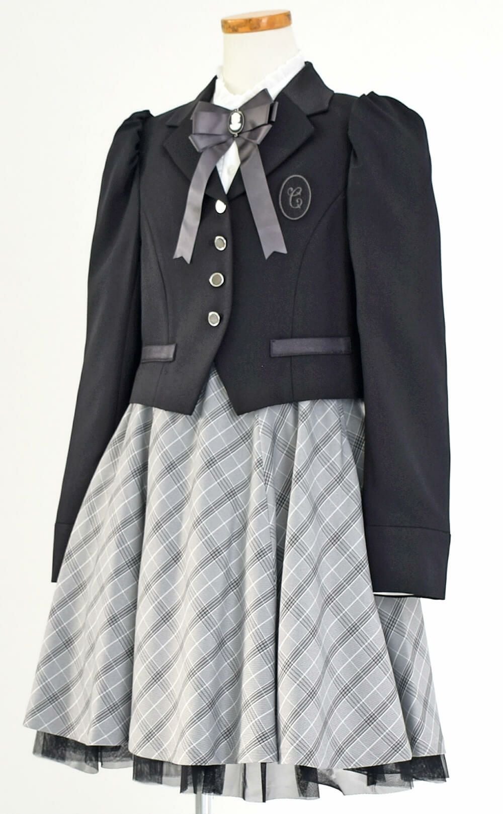 ピアノ発表会や結婚式にぴったりのブラックカラーの男の子用フォーマルスーツ。シンプルで美しいシルエットが魅力のAngel's Closetの子供フォーマル レンタル商品（【レンタル】クラシカルパフスリーブジャケットスーツ4点セット(CAT423511) ブラック）｜画像4