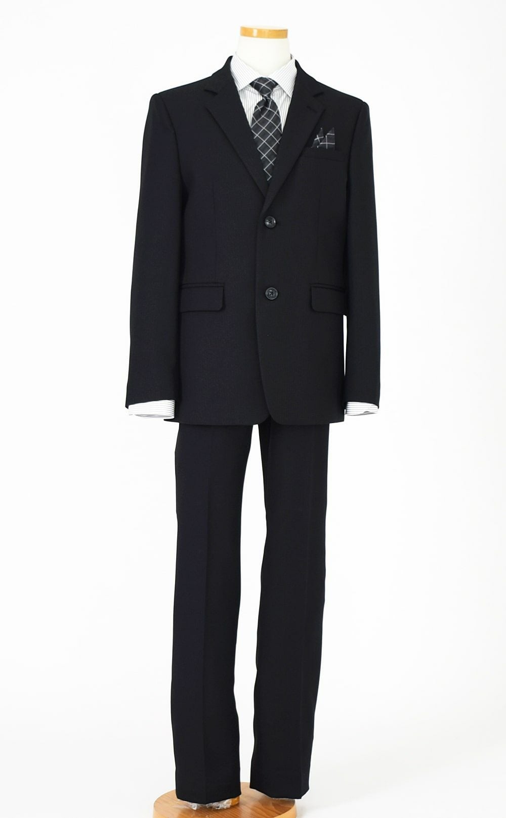 特別な日にぴったりのブラックカラーの男の子用フォーマルスーツ。シンプルで美しいシルエットが魅力のAngel's Closetの子供フォーマル レンタル商品（【レンタル】ストライプシャツ2つボタンベーシックスーツ4点セット(CAT555610) ブラック）｜画像3