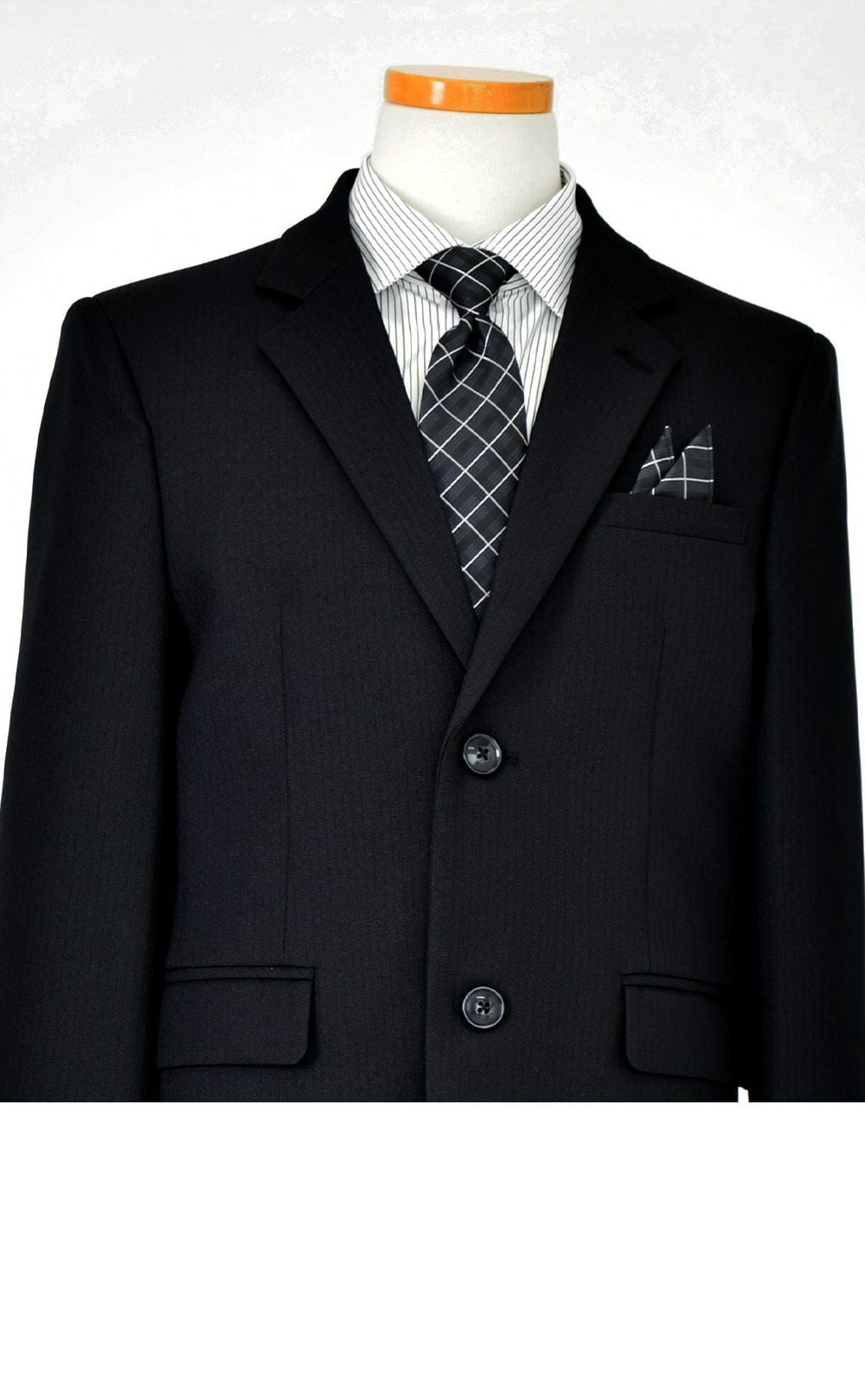 特別な日にぴったりのブラックカラーの男の子用フォーマルスーツ。シンプルで美しいシルエットが魅力のAngel's Closetの子供フォーマル レンタル商品（【レンタル】ストライプシャツ2つボタンベーシックスーツ4点セット(CAT555610) ブラック）｜画像6