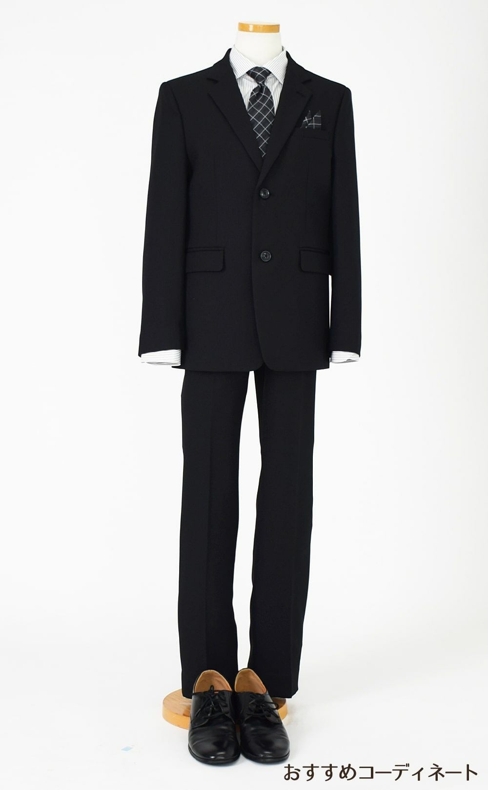 特別な日にぴったりのブラックカラーの男の子用フォーマルスーツ。シンプルで美しいシルエットが魅力のAngel's Closetの子供フォーマル レンタル商品（【レンタル】ストライプシャツ2つボタンベーシックスーツ4点セット(CAT555610) ブラック）｜画像9