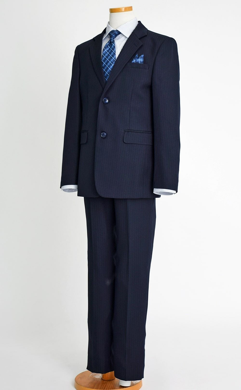 特別な日にぴったりのネイビーカラーの男の子用フォーマルスーツ。シンプルで美しいシルエットが魅力のAngel's Closetの子供フォーマル レンタル商品（【レンタル】ストライプシャツ2つボタンベーシックスーツ4点セット(CAT555610) ネイビー）｜画像4