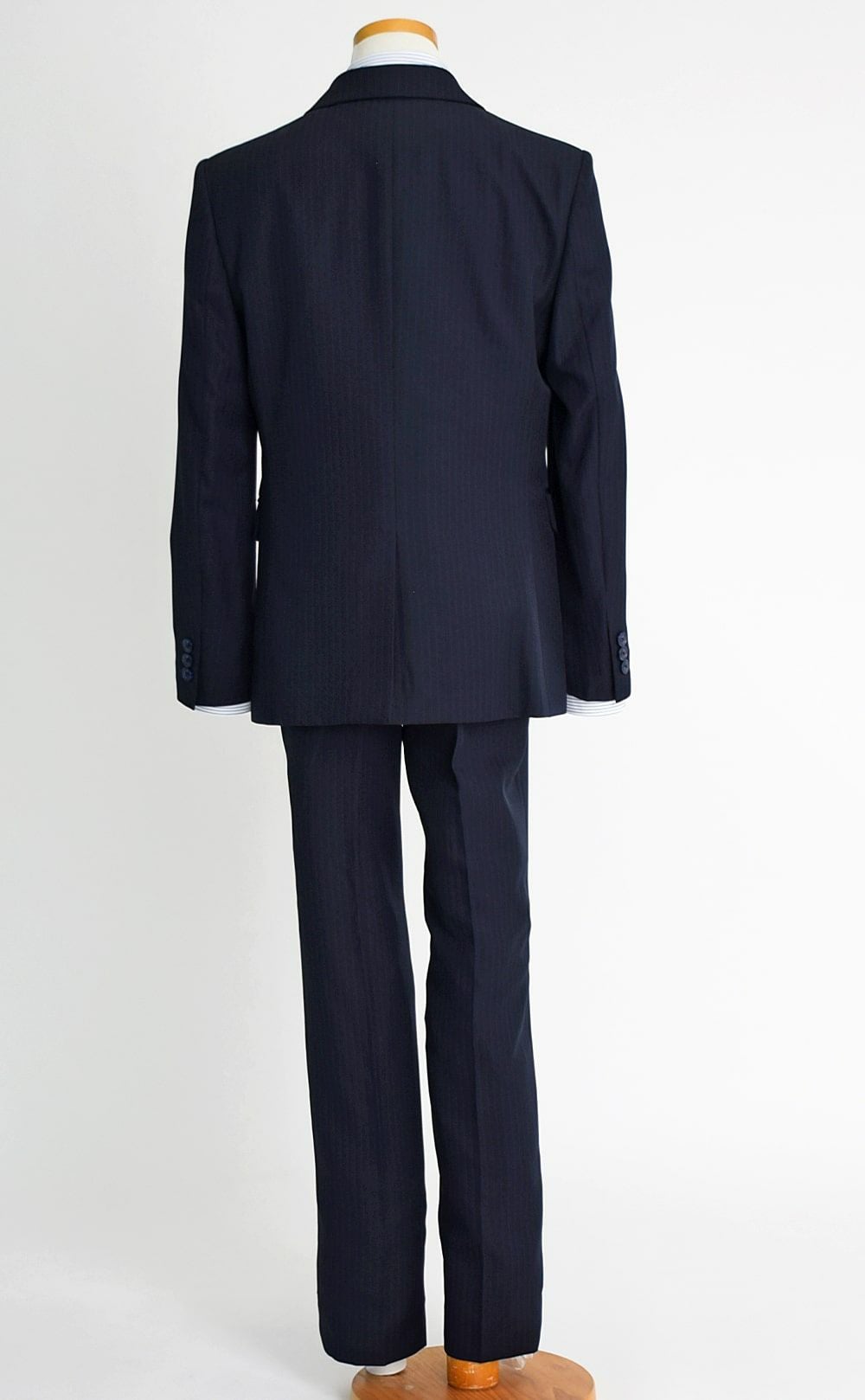 特別な日にぴったりのネイビーカラーの男の子用フォーマルスーツ。シンプルで美しいシルエットが魅力のAngel's Closetの子供フォーマル レンタル商品（【レンタル】ストライプシャツ2つボタンベーシックスーツ4点セット(CAT555610) ネイビー）｜画像5